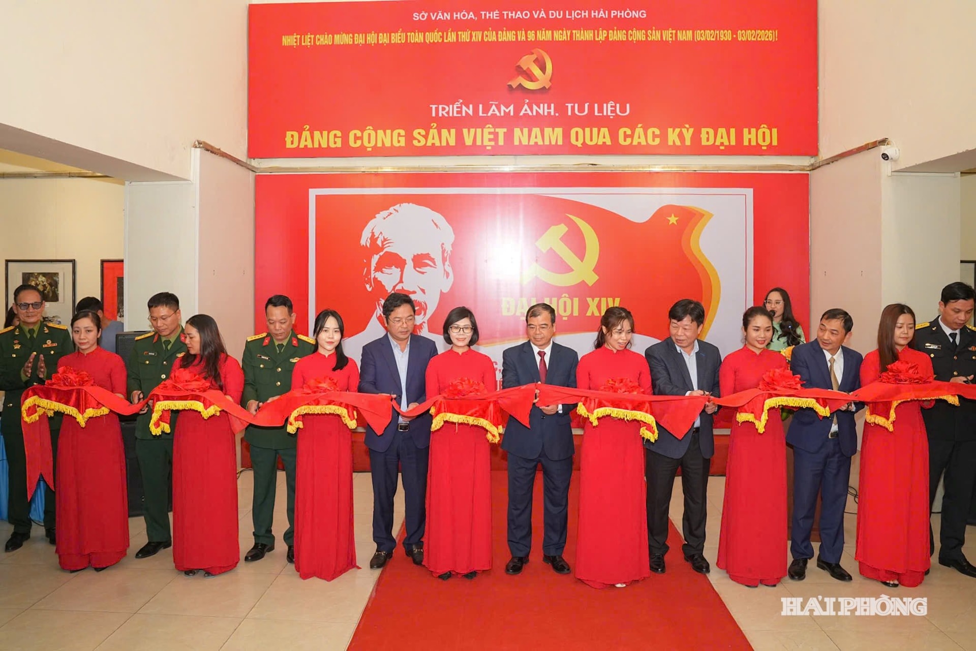 Đồng chí Nguyễn Minh Hùng, Phó chủ tịch UBND thành phố cùng các lãnh đạo Sở, Ban, Ngành cắt băng khai mạc triển lãm Ảnh tư liệu Đảng cộng sản Việt Nam qua các kỳ Đại hội tại Trung tâm Triển lãm và Mỹ thuật Hải Phòng