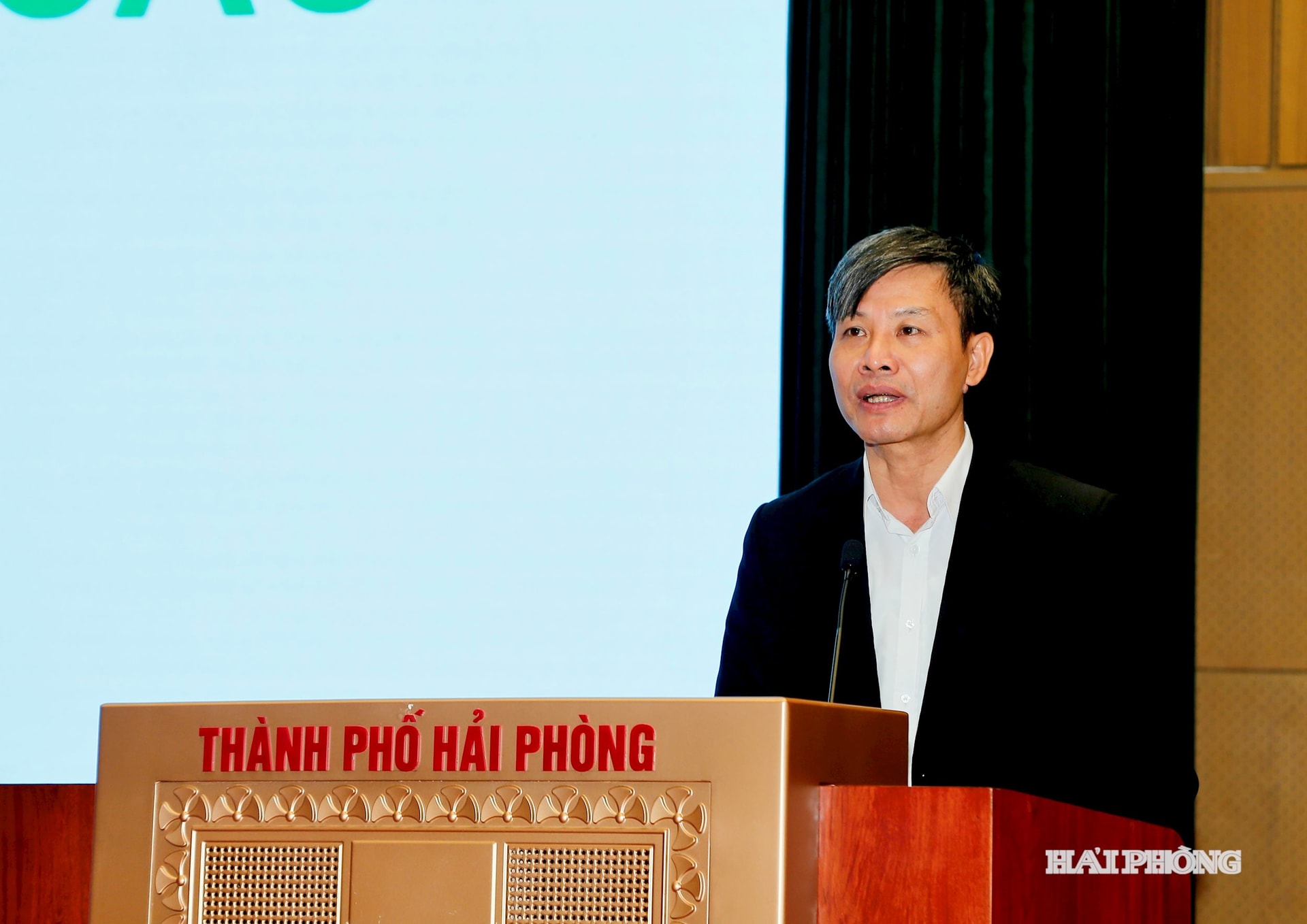 Đồng chí Nguyễn Văn Hiểu, Phó trưởng ban Tuyên giáo và Dân vận Thành ủy báo cáo tại hội nghị.