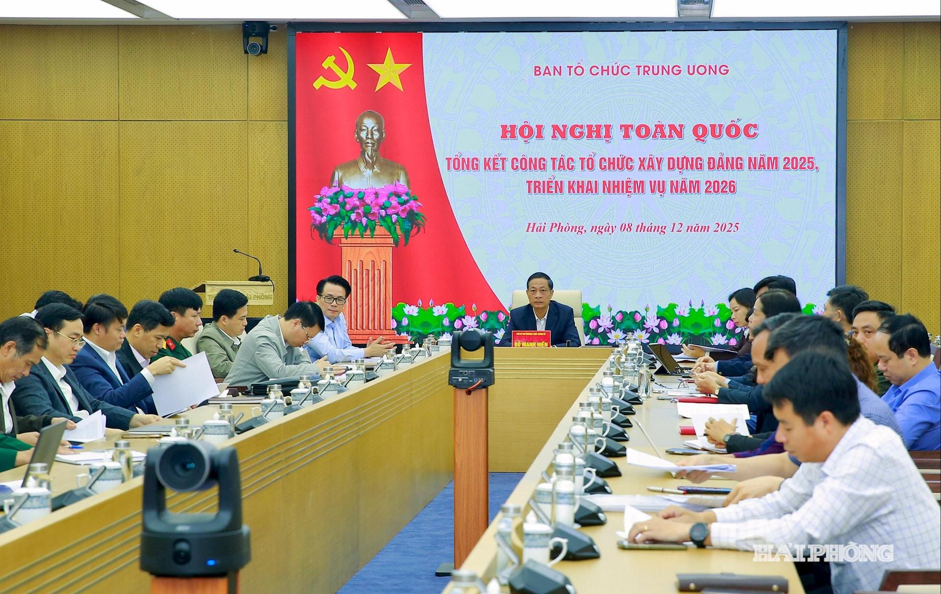 Đồng chí Đỗ Mạnh Hiến, Phó bí thư Thường trực Thành uỷ chủ trì cuộc họp trực tuyến tại đầu cầu Hải Phòng.