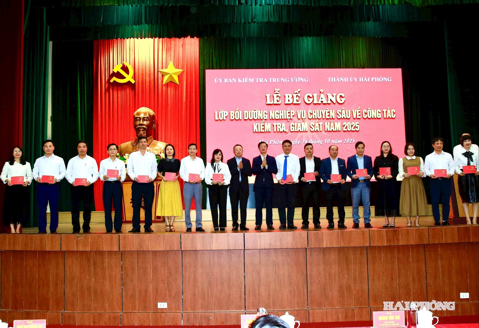 Đồng chí Phạm Văn Lập, Phó bí thư Thành uỷ, Chủ tịch Uỷ ban MTTQ Việt Nam thành phố; Hhongf Văn Trà, Phó chủ nhiệm Uỷ ban Kiểm tra Trung ương trao giấy chứng nhận cho các học viên.