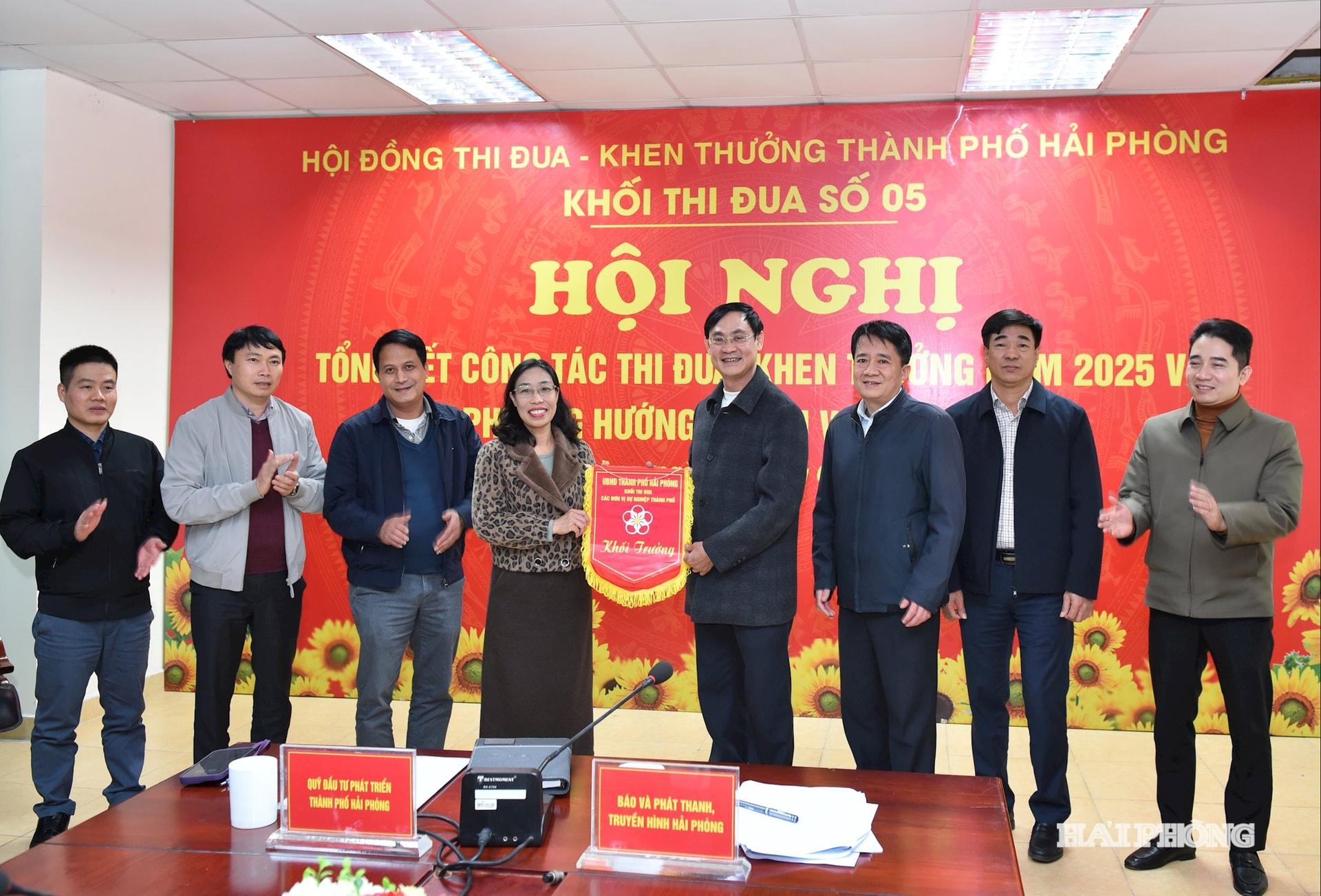 L&atilde;nh đạo B&aacute;o v&agrave; Ph&aacute;t thanh truyền h&igrave;nh Hải Ph&ograve;ng trao cờ đơn vị khối trưởng năm 2026.