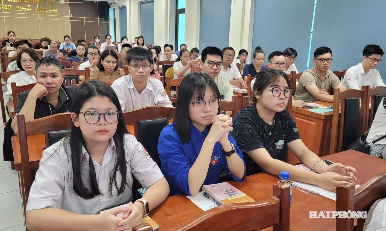 chinh-tri1.jpg