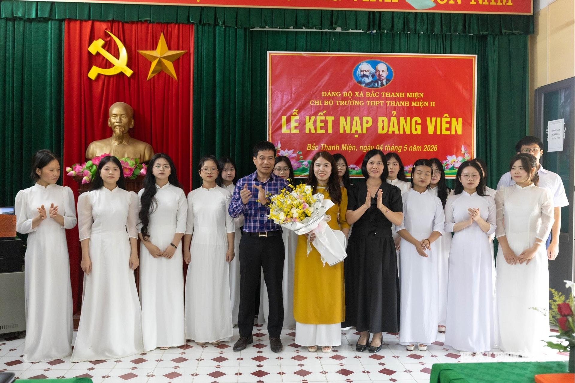 Lãnh đạo Đảng ủy xã Bắc Thanh Miện và lãnh đạo Trường THPT Thanh Miện II tặng hoa chúc mừng các quần chúng ưu tú được kết nạp vào Đảng.