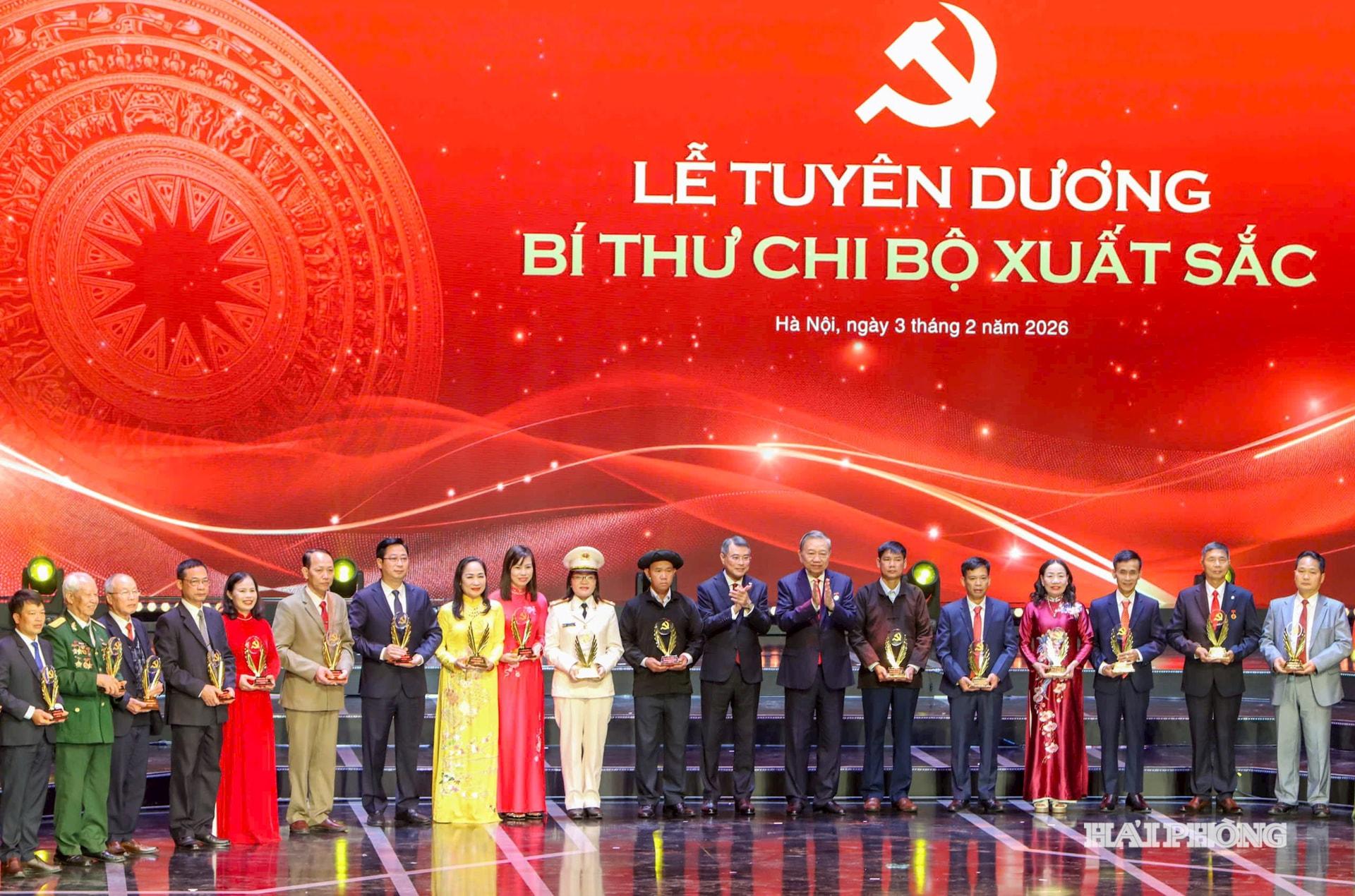 Đồng ch&iacute; Tổng B&iacute; thư T&ocirc; L&acirc;m v&agrave; đồng ch&iacute; L&ecirc; Minh Hưng, Uỷ vi&ecirc;n Bộ Ch&iacute;nh trị, B&iacute; thư Trung ương Đảng, Trưởng ban Tổ chức Trung ương c&ugrave;ng c&aacute;c B&iacute; thư chi bộ được tuy&ecirc;n dương