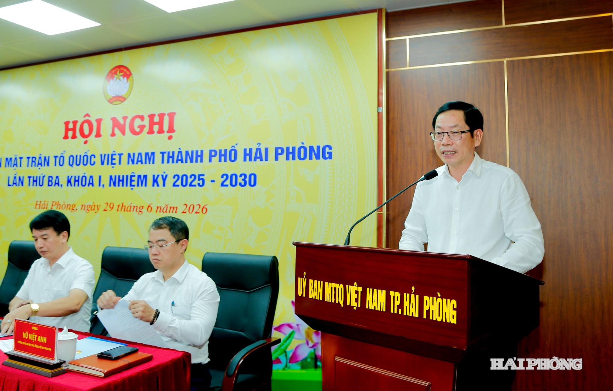 Đồng chí Vũ Tiến Phụng, Uỷ viên ban Thường vụ Thành ủy, Phó chủ tịch UBND thành phố trình bày báo cáo tình hình kinh tế-xã hội thành phố 6 tháng đầu năm 2026.