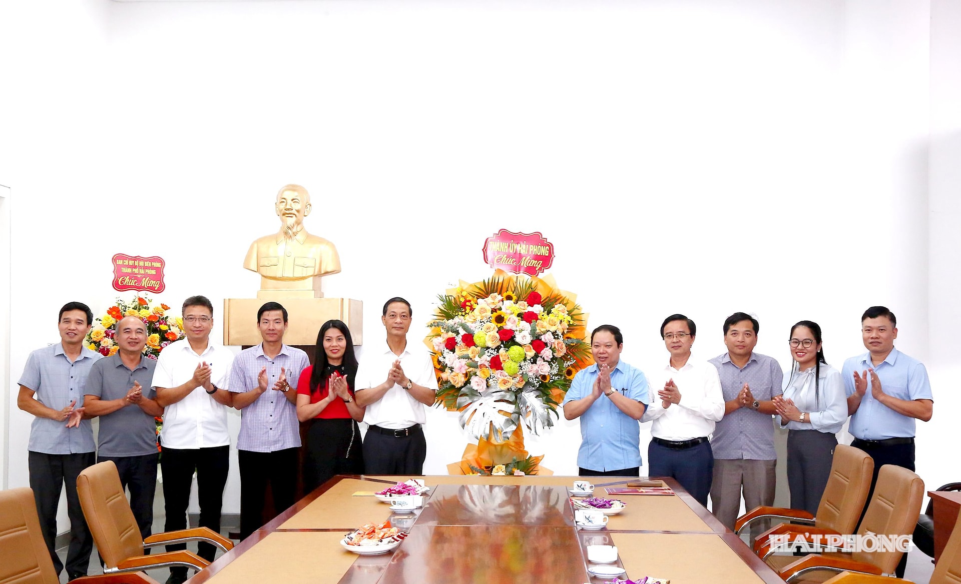 Đồng chí Đỗ Mạnh Hiến, Phó bí thư Thường trực Thành ủy tặng hoa chúc mừng Ủy Ban Kiểm Tra Thành ủy.