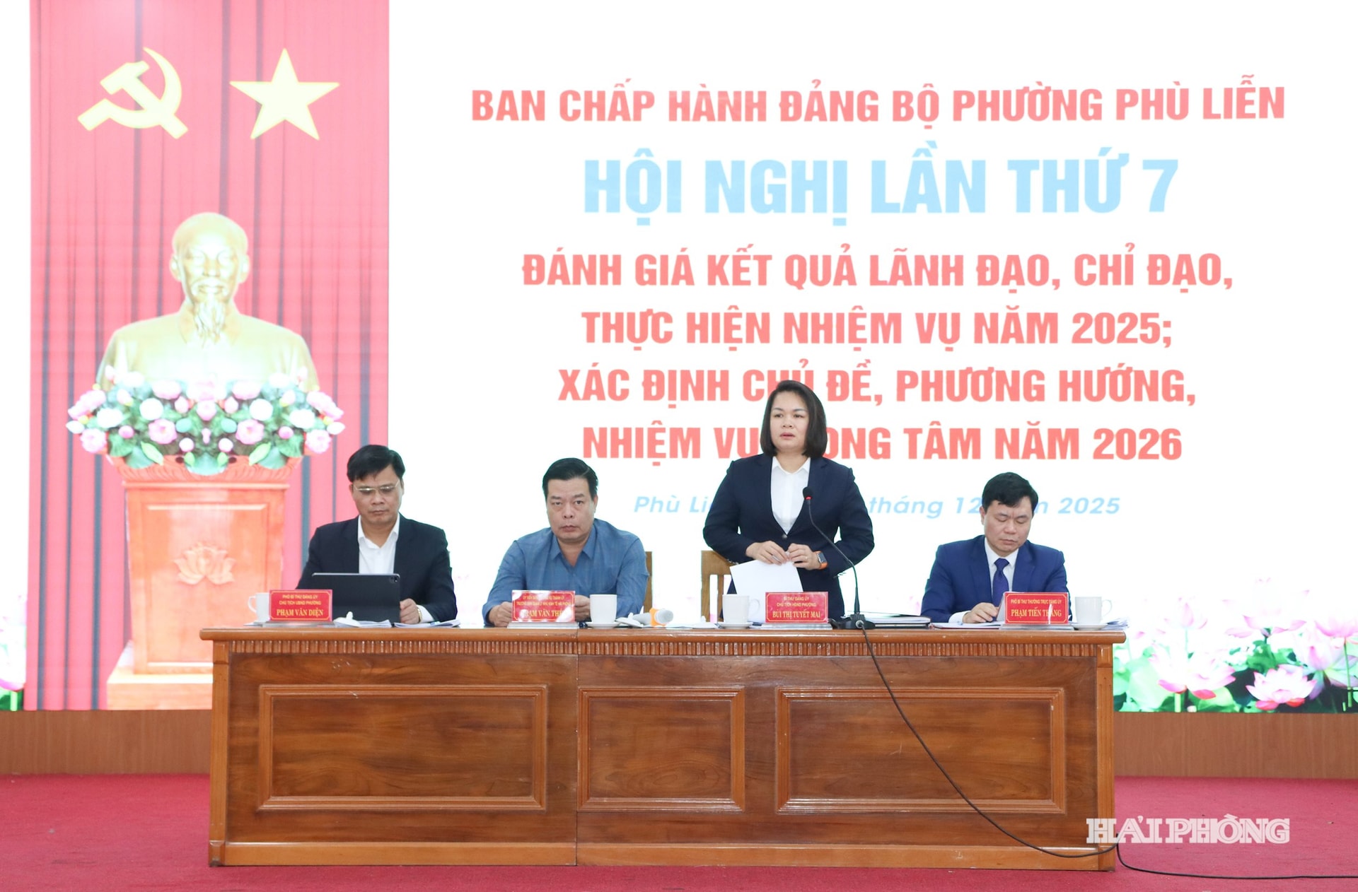 Đồng ch&iacute; B&ugrave;i Thị Tuyết Mai, B&iacute; thư Đảng ủy, Chủ tịch HĐND phường điều h&agrave;nh hội nghị