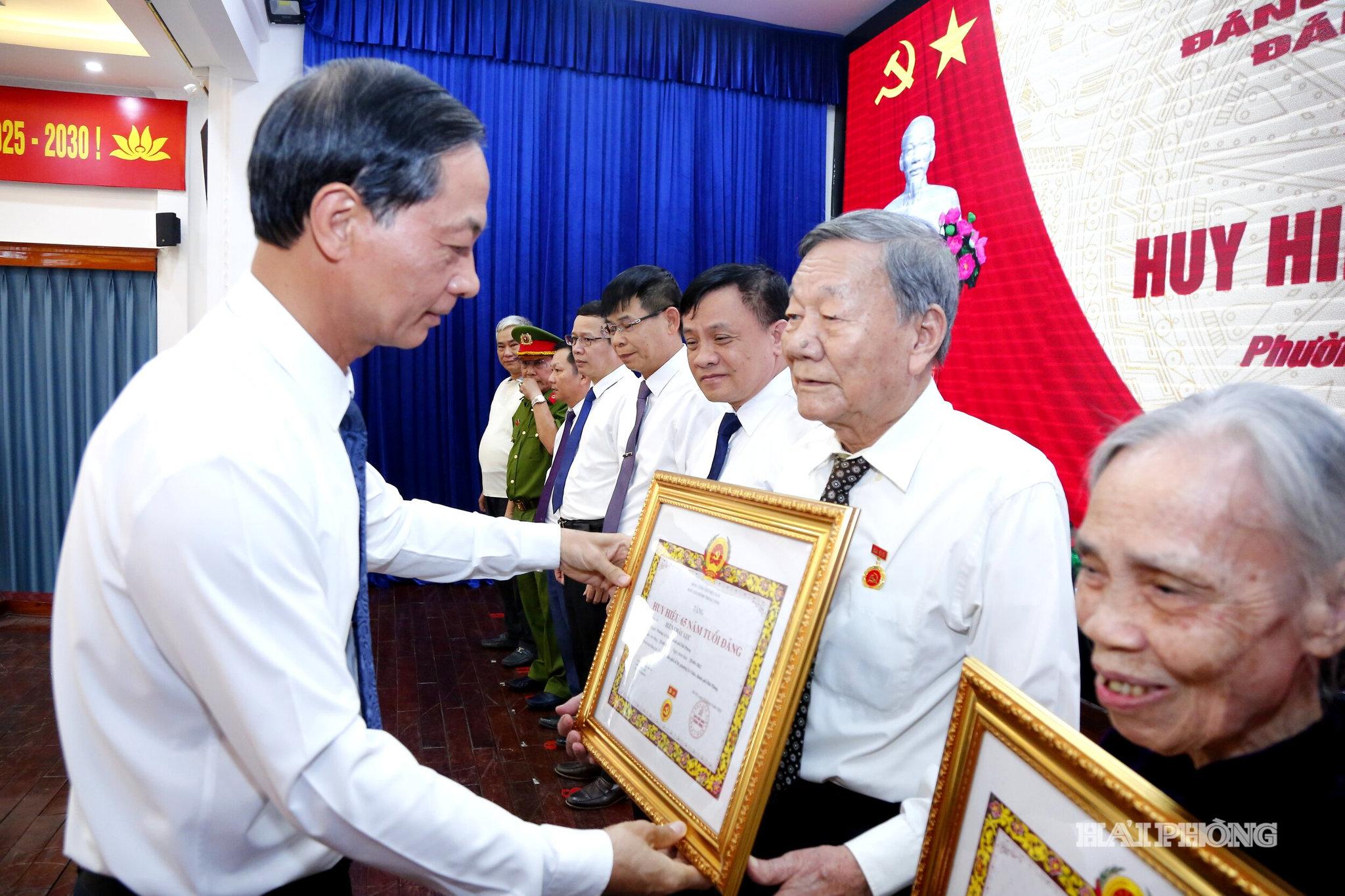 Đồng chí Đỗ Mạnh Hiến, Phó Bí thư Thường trực Thành ủy trao Huy hiệu 60-65 tuổi Đảng tặng các Đảng viên