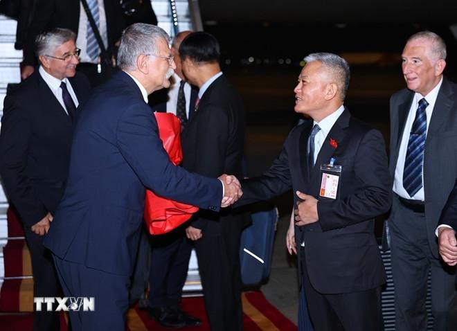 Chủ tịch Quốc hội Hungary Kover Laszlo đến Hà Nội, bắt đầu chuyến thăm chính thức Việt Nam. (Ảnh: Minh Đức/TTXVN) ttxvn-chu-tich-quoc-hoi-hungary-kover-laszlo-bat-dau-tham-chinh-thuc-viet-nam-4.jpg