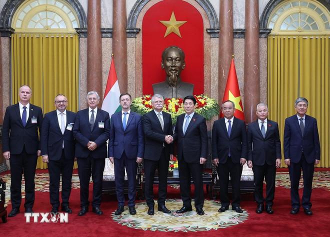Chủ tịch nước Lương Cường với Chủ tịch Quốc hội Hungary Kover Laszlo và các đại biểu. (Ảnh: Lâm Khánh/TTXVN) ttxvn-chu-tich-nuoc-luong-cuong-tiep-chu-tich-quoc-hoi-hungary-2.jpg