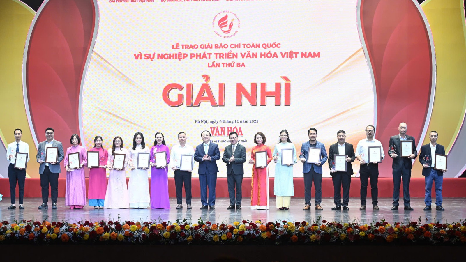 Đồng chí Lê Quốc Minh, Ủy viên Trung ương Đảng, Phó Trưởng Ban Tuyên giáo và Dân vận Trung ương, Tổng Biên tập Báo Nhân Dân, Chủ tịch Hội Nhà báo Việt Nam và đồng chí Đỗ Tiến Sỹ, Ủy viên Trung ương Đảng, Tổng Giám đốc Đài Tiếng nói Việt Nam trao giải Nhì cho các tác giả và đại diện nhóm tác giả. Đồng chí Lê Quốc Minh, Ủy viên Trung ương Đảng, Phó Trưởng Ban Tuyên giáo và Dân vận Trung ương, Tổng Biên tập Báo Nhân Dân, Chủ tịch Hội Nhà báo Việt Nam và đồng chí Đỗ Tiến Sỹ, Ủy viên Trung ương Đảng, Tổng Giám đốc Đài Tiếng nói Việt Nam trao giải Nhì cho các tác giả và đại diện nhóm tác giả.