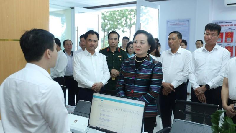 Phó Thủ tướng Chính phủ Phạm Thị Thanh Trà thăm Trung tâm phục vụ hành chính công phường Cam Đường.