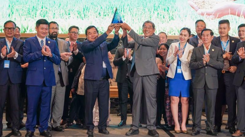 Gạo Ông Cua ST25 của Việt Nam và Gạo Phka Romdoul của Campuchia đã xuất sắc cùng giành giải Nhất Cuộc thi “Gạo ngon nhất thế giới” năm 2025.