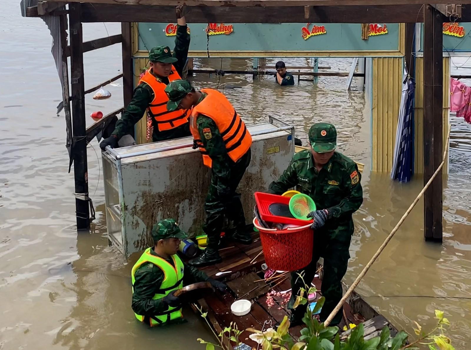 Phó Bí thư Thường trực xã An Phú thăm, động viên các hộ dân bị ảnh hưởng do sạt lở