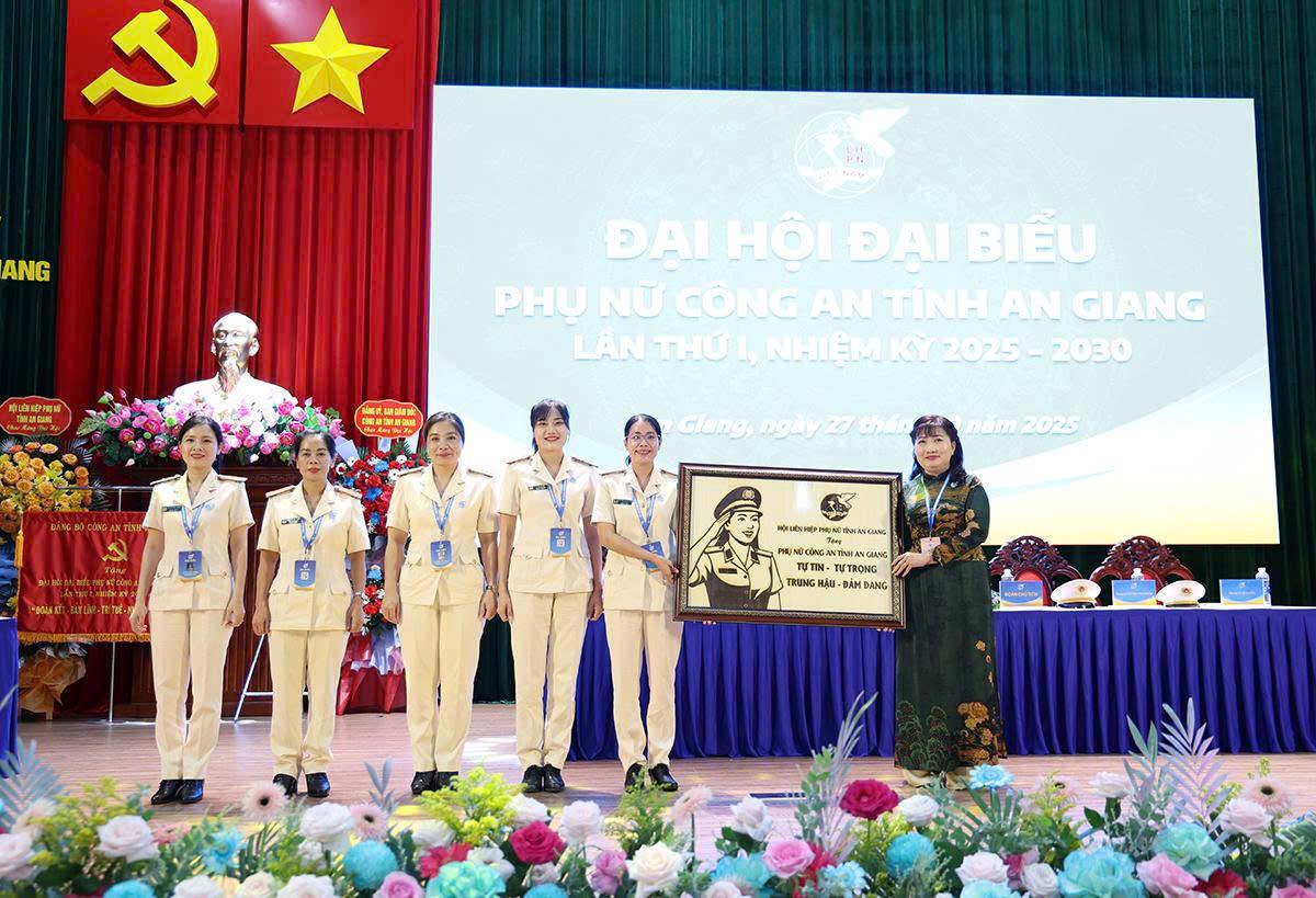 Phó Chủ tịch Hội Liên hiệp phụ nữ tỉnh An Giang, Thái Thị Duy Ngân tặng quà chúc mừng đại hội
