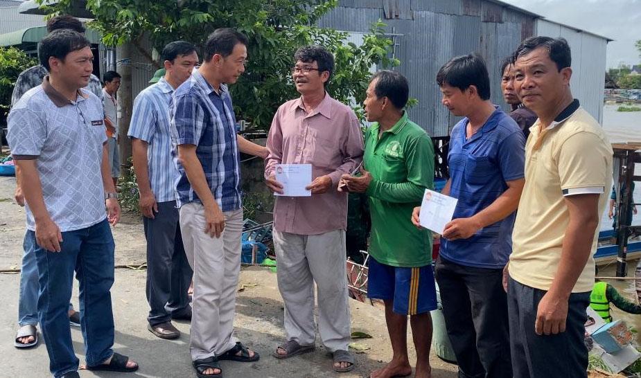 Phó Bí thư Thường trực xã An Phú thăm, động viên các hộ dân bị ảnh hưởng do sạt lở