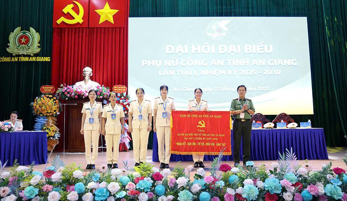 Đại tà Lê Phú Thạnh Phó Giàm đốc Công an tỉnh tặng bức trướng chúc mừng đại hội