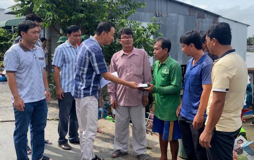 Phó Bí thư Thường trực xã An Phú thăm, động viên các hộ dân bị ảnh hưởng do sạt lở