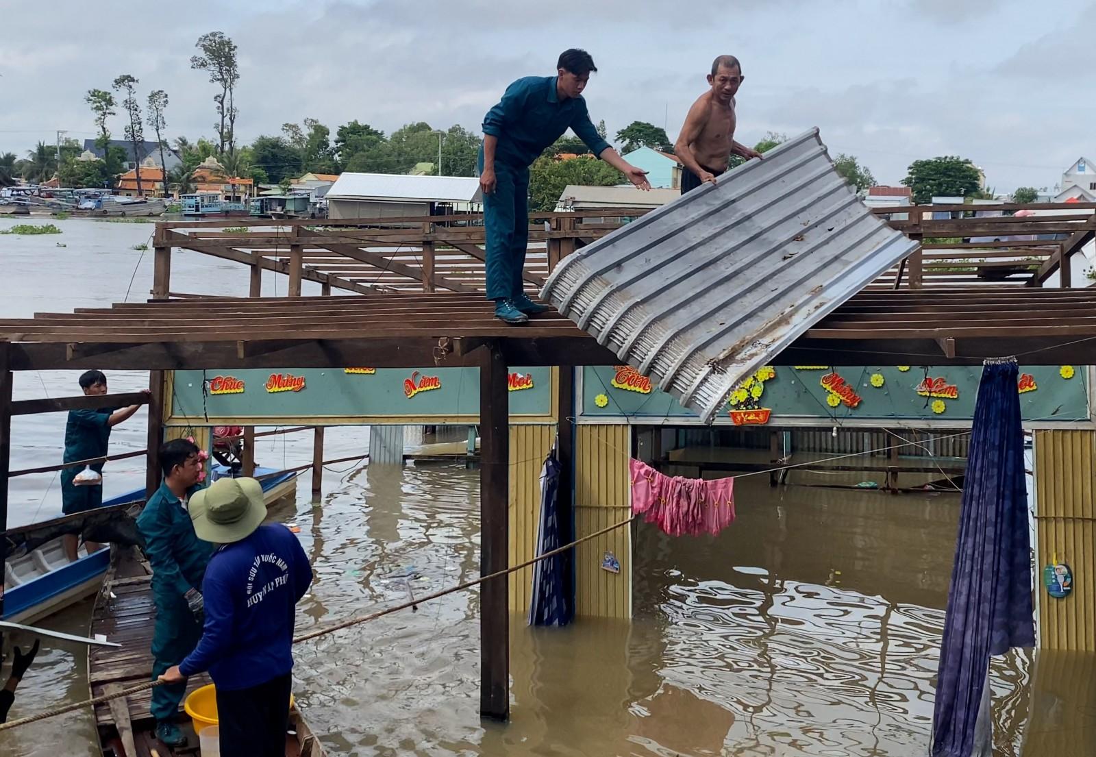 Phó Bí thư Thường trực xã An Phú thăm, động viên các hộ dân bị ảnh hưởng do sạt lở