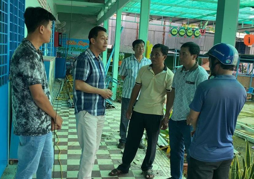 Phó Bí thư Thường trực xã An Phú thăm, động viên các hộ dân bị ảnh hưởng do sạt lở