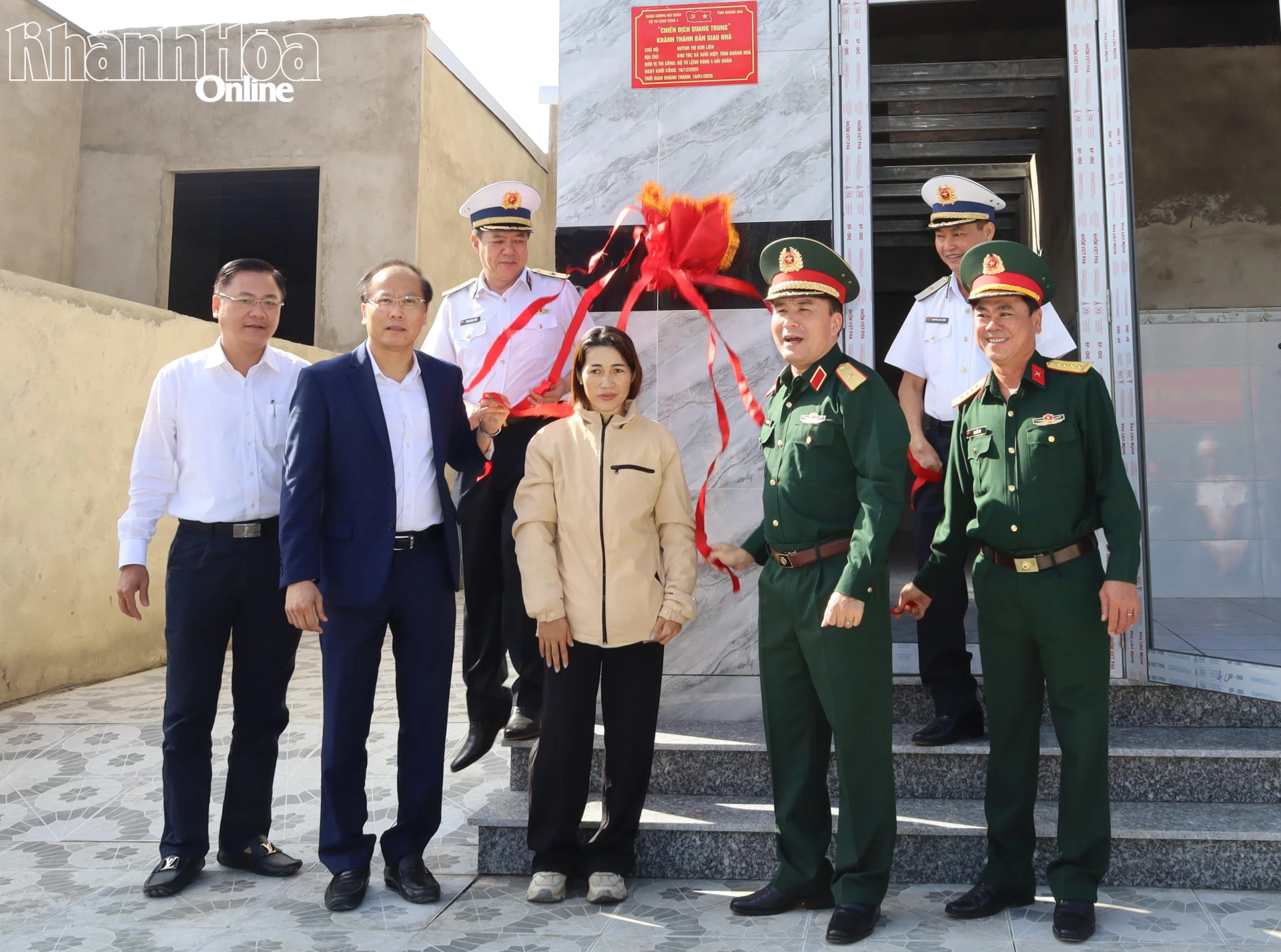 C&aacute;c đại biểu tiến h&agrave;nh nghi thức k&eacute;o băng kh&aacute;nh th&agrave;nh nh&agrave;.