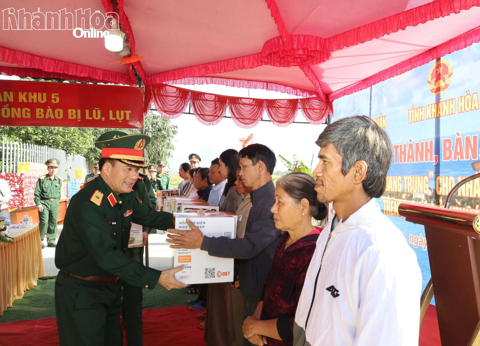 Thiếu tướng Trần Minh Trọng tặng qu&agrave; cho c&aacute;c hộ d&acirc;n.