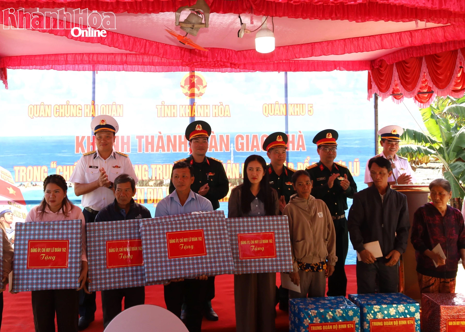 Đại diện c&aacute;c đơn vị tặng qu&agrave; cho c&aacute;c hộ d&acirc;n.