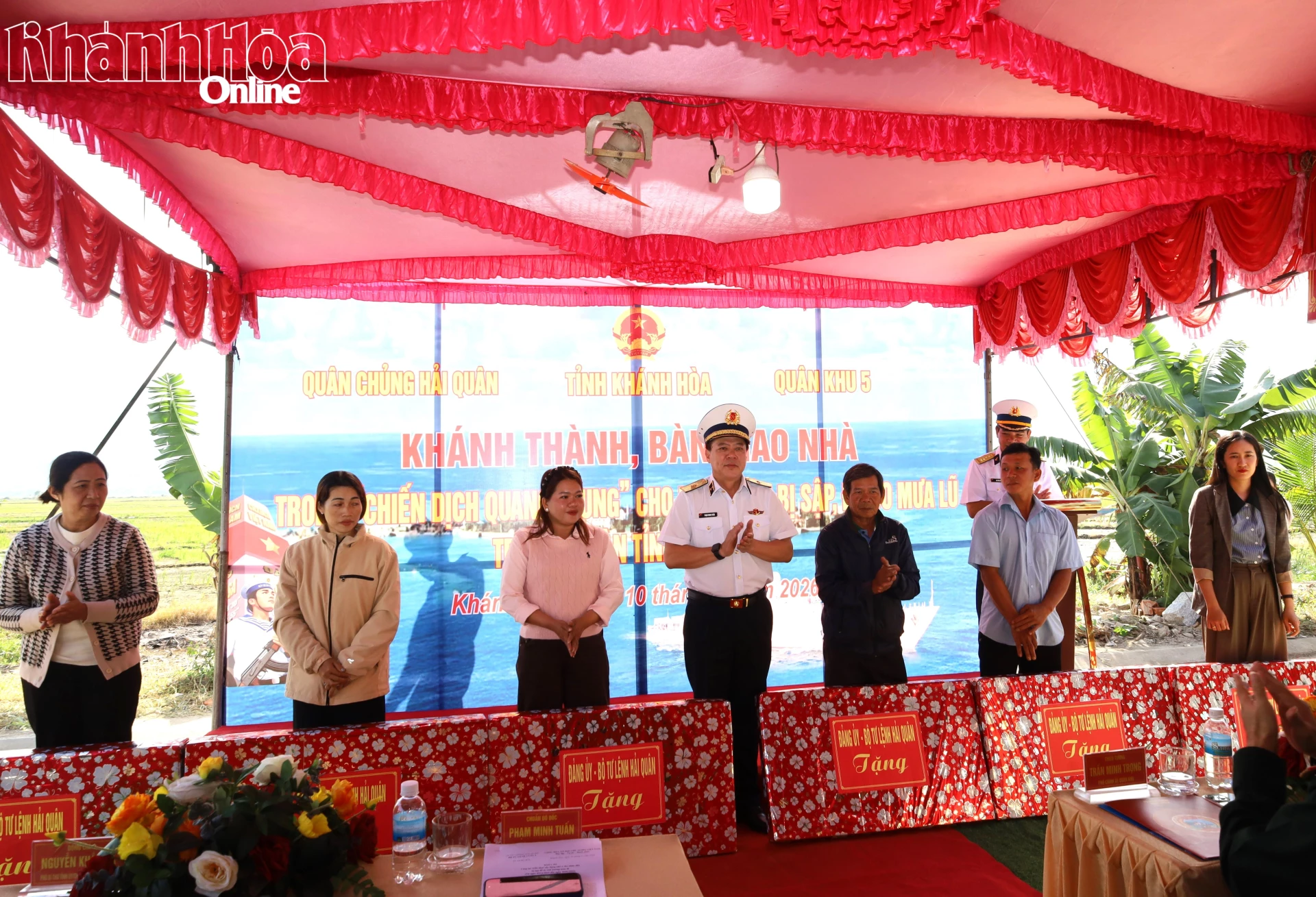 Chuẩn Đ&ocirc; đốc Phạm Minh Tuấn tặng qu&agrave; cho c&aacute;c hộ d&acirc;n.