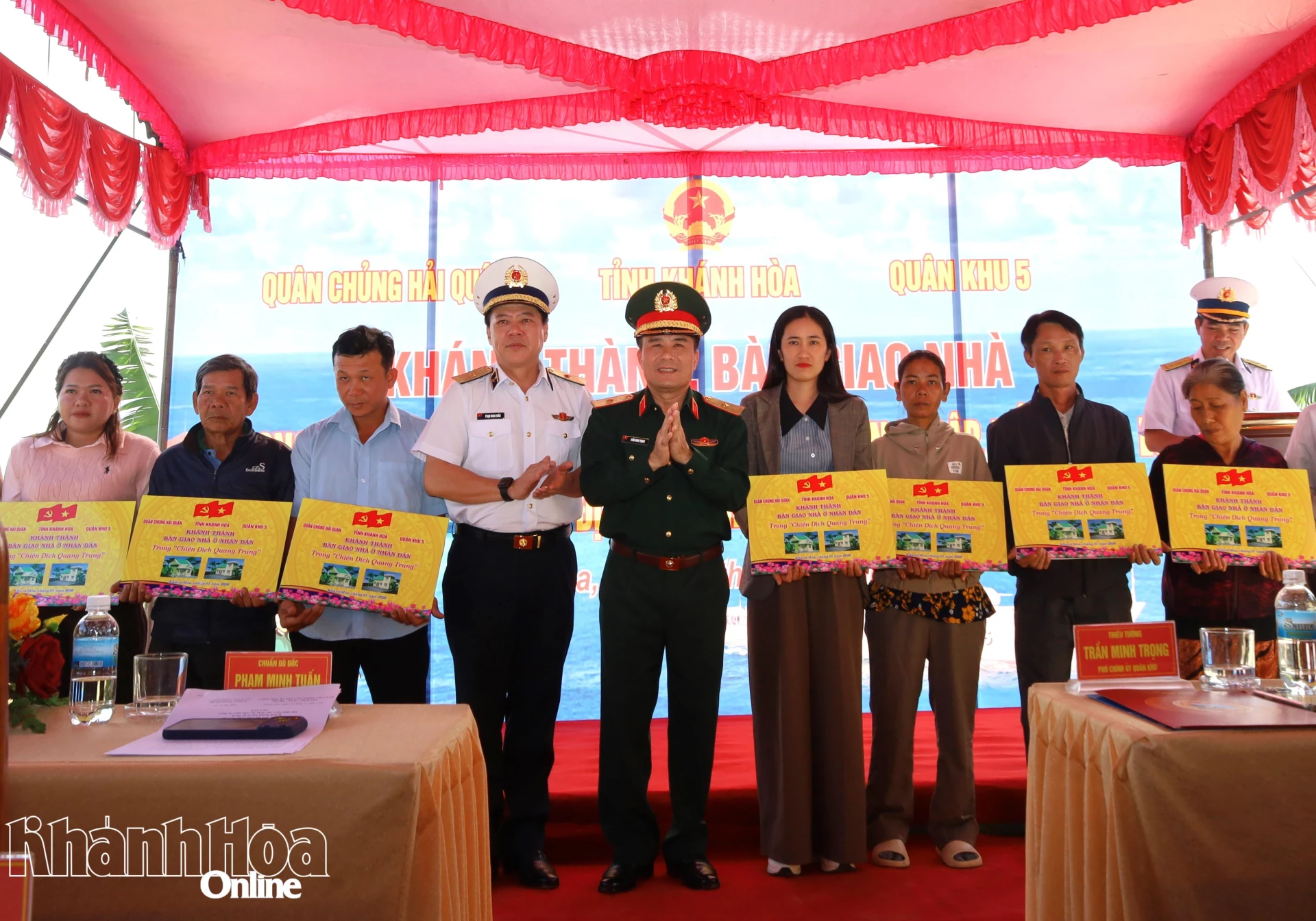 Ban tổ chức trao bảng tượng trưng b&agrave;n giao nh&agrave; cho c&aacute;c hộ d&acirc;n.