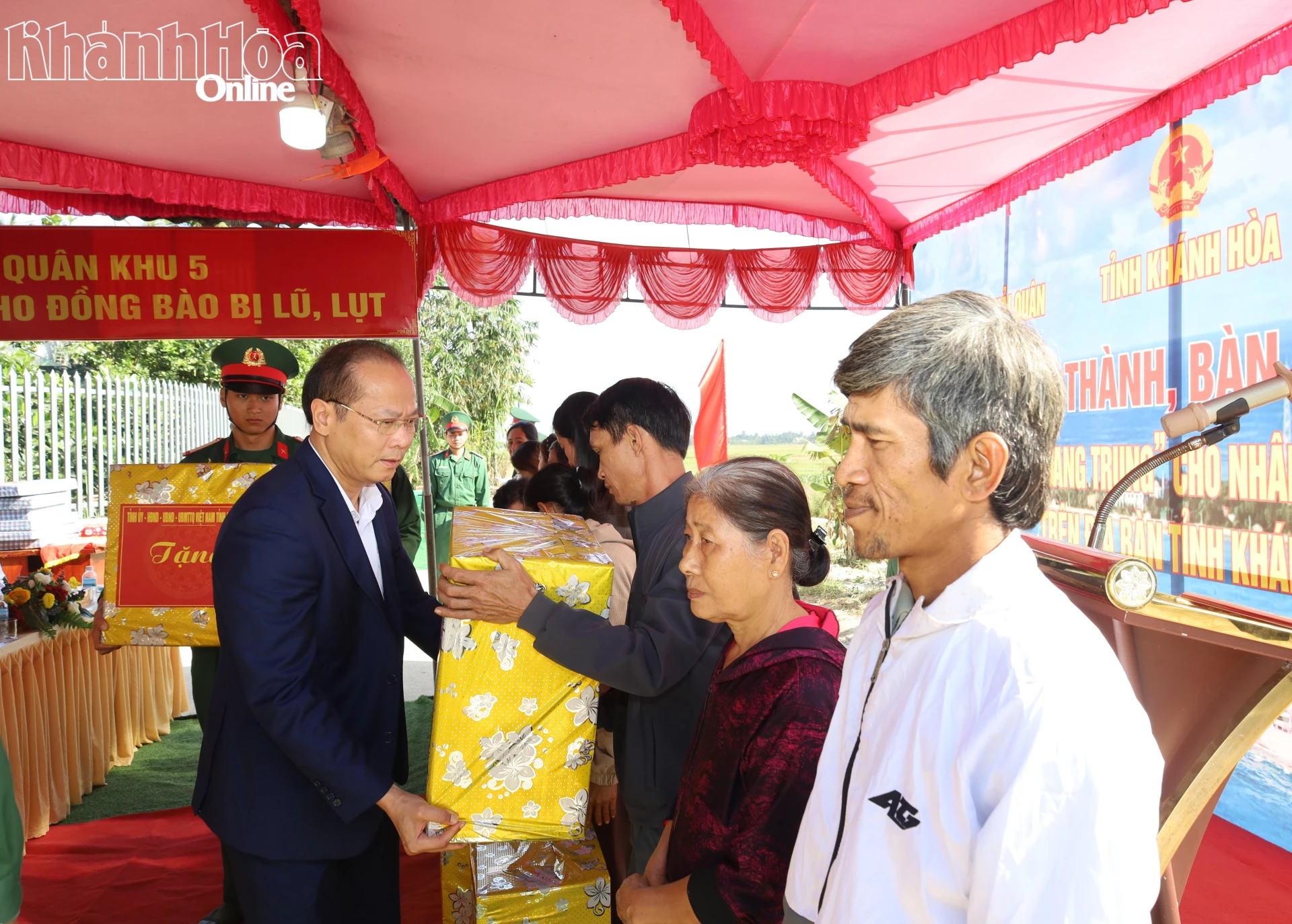 Đồng ch&iacute; Nguyễn Khắc H&agrave; tặng qu&agrave; cho c&aacute;c hộ d&acirc;n.