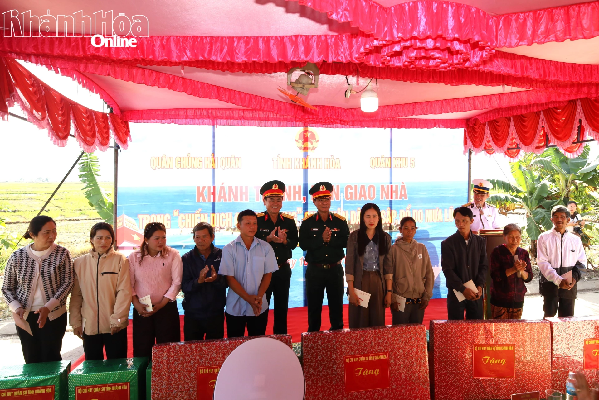 Bộ Chỉ huy Qu&acirc;n sự tỉnh Kh&aacute;nh H&ograve;a tặng qu&agrave; cho c&aacute;c hộ d&acirc;n.