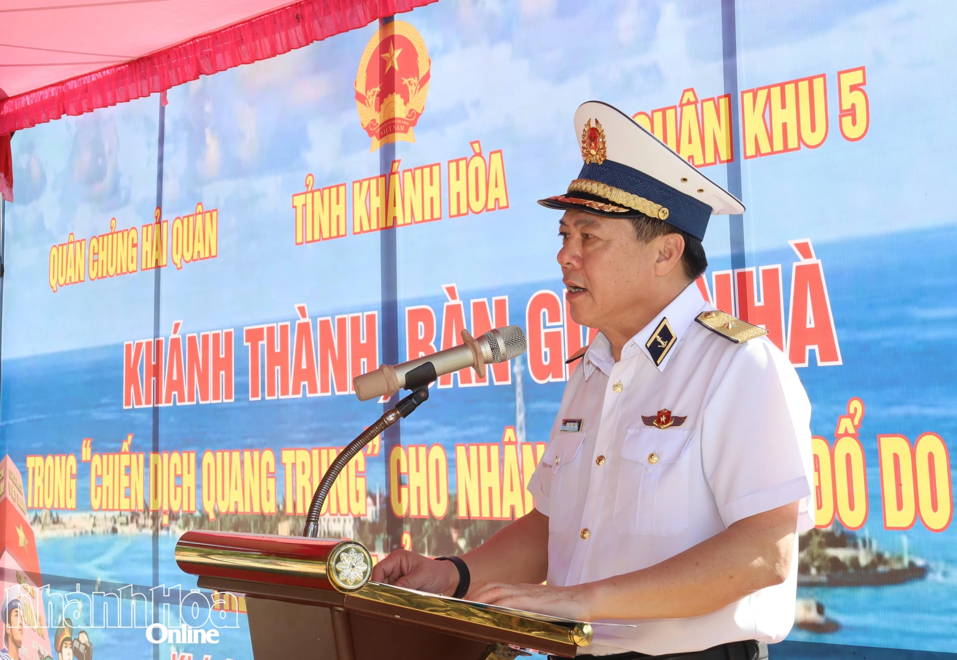 Chuẩn Đ&ocirc; đốc Phạm Minh Tuấn ph&aacute;t biểu tại buổi lễ.