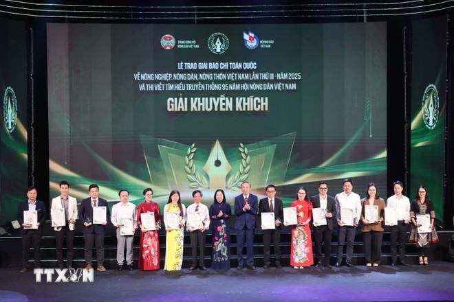 Các tác giả nhận giải Khuyến khích. (Ảnh: TTXVN phát) ttxvn-giai-bao-chi-nong-nghiep-nong-dan-nong-thon-2.jpg