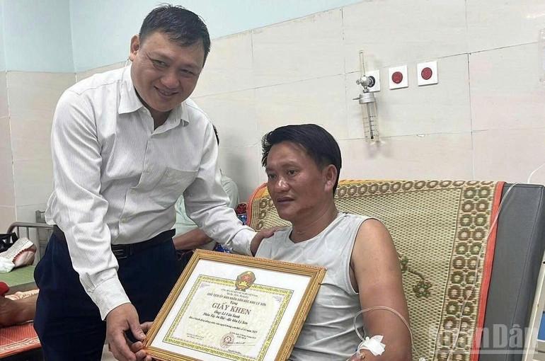 Chủ tịch Ủy ban nhân dân đặc khu Lý Sơn Nguyễn Văn Huy thăm hỏi, trao tặng Giấy khen cho ông Lê Văn Sanh. ndo_br_z7310808995820-eae96d72943c888f240d1913d36d9af5.jpg