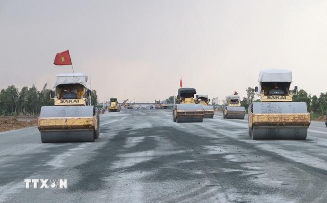 Huy động nhiều trang thiết bị, máy móc phục vụ công trường cao tốc Cần Thơ-Cà Mau về đích đúng hẹn. (Ảnh: Tuấn Phi/TTXVN) ttxvn-cao-toc-can-tho-ca-mau.jpg