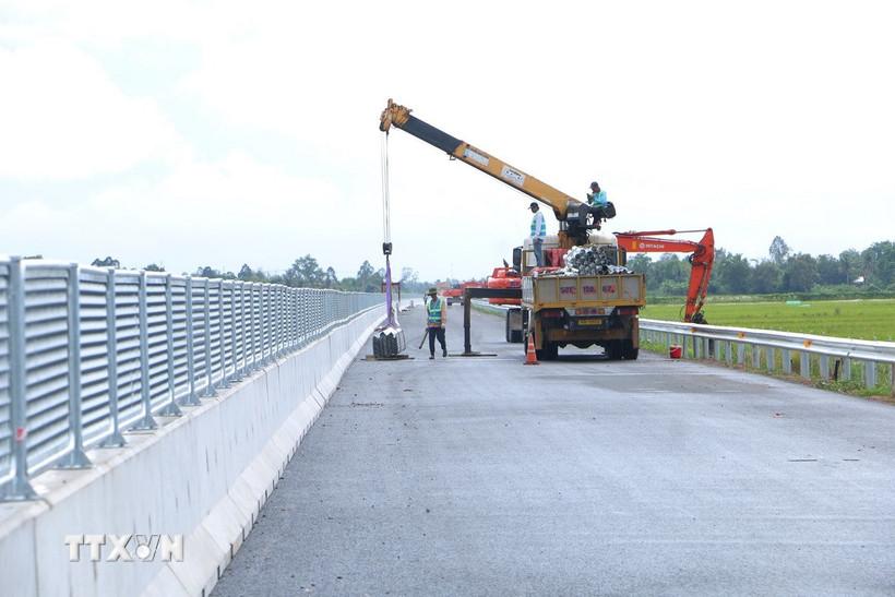 Công nhân thi công trên công trường cao tốc Cần Thơ-Cà Mau. (Ảnh: Tuấn Phi/TTXVN)