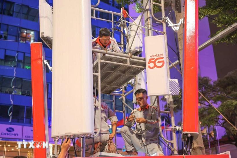 Công nhân Viettel. (Ảnh: Hoàng Hiếu/TTXVN)