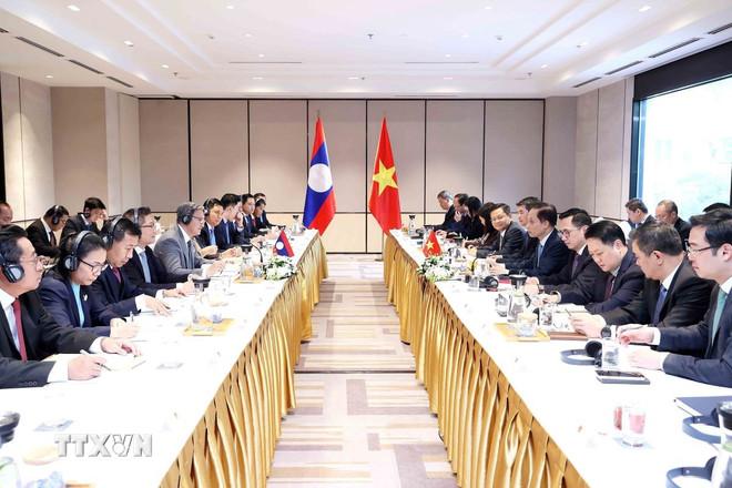 Bộ trưởng Ngoại giao Lê Hoài Trung đón Bộ trưởng Ngoại giao Lào Thongsavanh Phomvihane đồng chủ trì Tham vấn chính trị cấp Bộ trưởng Ngoại giao Việt Nam-Lào lần thứ 12. (Ảnh: An Đăng/TTXVN) ttxvn-lao-viet-2.jpg