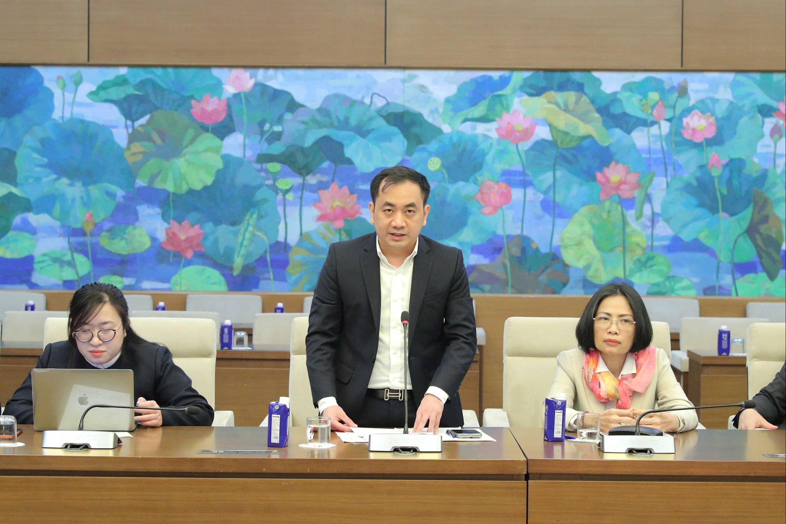 Đảng viên Bùi Thanh Tùng, Chi bộ Cơ quan Ủy ban Kiểm tra Đảng ủy Quốc hội trình bày tham luận