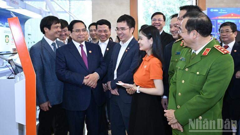 Thủ tướng Phạm Minh Chính thăm gian trưng bày, trải nghiệm các dịch vụ, tiện ích mới của Tập đoàn FPT nhân dịp hội nghị. (Ảnh: Trần Hải) ndo_br_fpt-730.jpg
