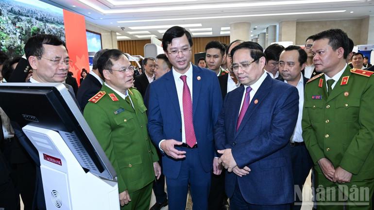 Thủ tướng Phạm Minh Chính thăm gian trưng bày của Ngân hàng AGRIBANK tại Triển lãm với chủ đề “Đề án 06 kiến tạo mạch sống số quốc gia, thúc đẩy triển khai Nghị quyết 57-NQ/TW” trong khuôn khổ hội nghị. (Ảnh: Trần Hải) ndo_br_b6-3586.jpg