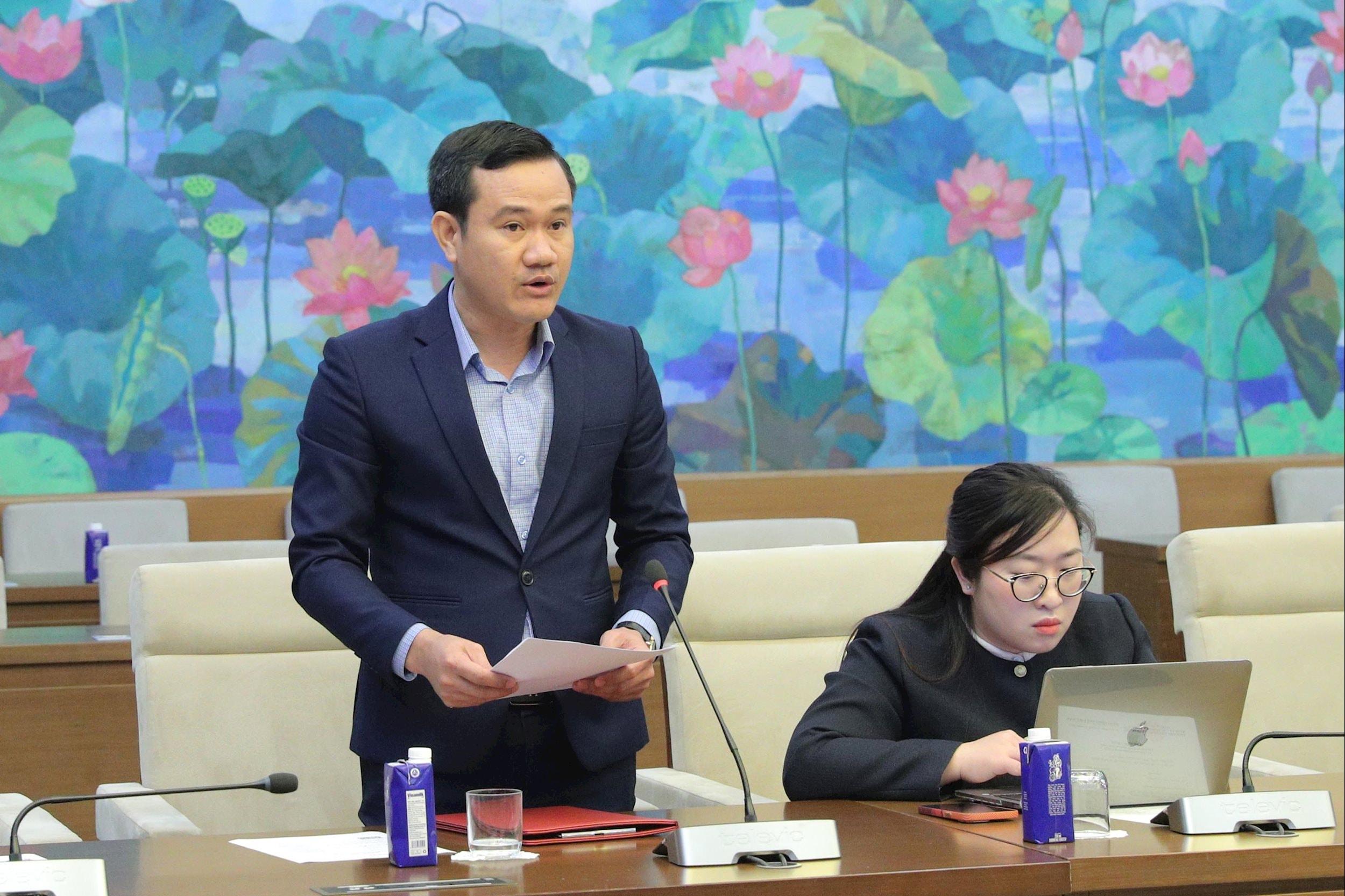 Đảng viên Trần Duy Hưng, Chi bộ Ban Tổ chức Đảng ủy Quốc hội trình bày tham luận