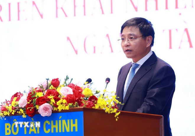Bộ trưởng Bộ Tài chính Nguyễn Văn Thắng báo cáo tổng kết công tác năm 2025 và triển khai nhiệm vụ năm 2026 của ngành tài chính. (Ảnh: Dương Giang/TTXVN) ttxvn-thu-tuong-du-hoi-nghi-trien-khai-nhiem-vu-nam-2026-cua-nganh-tai-chinh-1.jpg