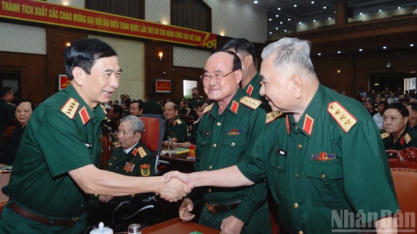 Qu&acirc;n ủy Trung ương, Bộ Quốc ph&ograve;ng gặp gỡ, động vi&ecirc;n, thăm hỏi, cung cấp th&ocirc;ng tin, tăng cường đo&agrave;n kết gắn b&oacute; giữa c&aacute;c thế hệ c&aacute;n bộ.