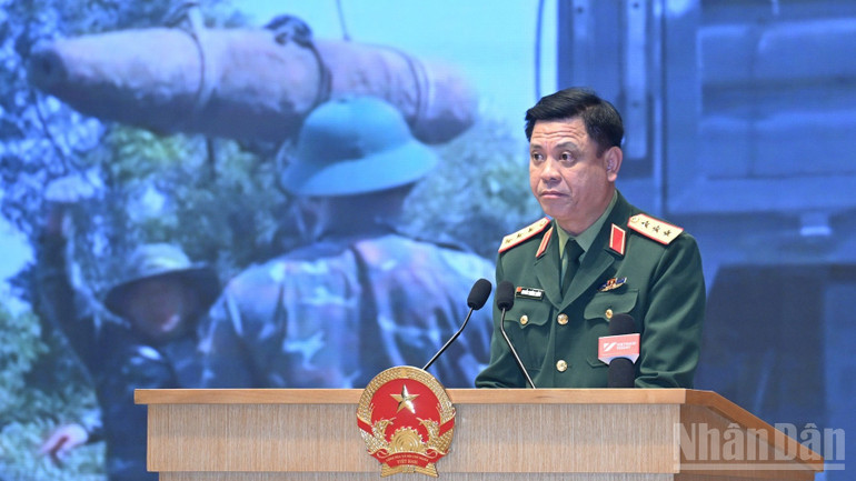 Lãnh đạo Bộ Quốc phòng báo cáo tại hội nghị. (Ảnh TRẦN HẢI) ndo_br_a5-336-616.jpg