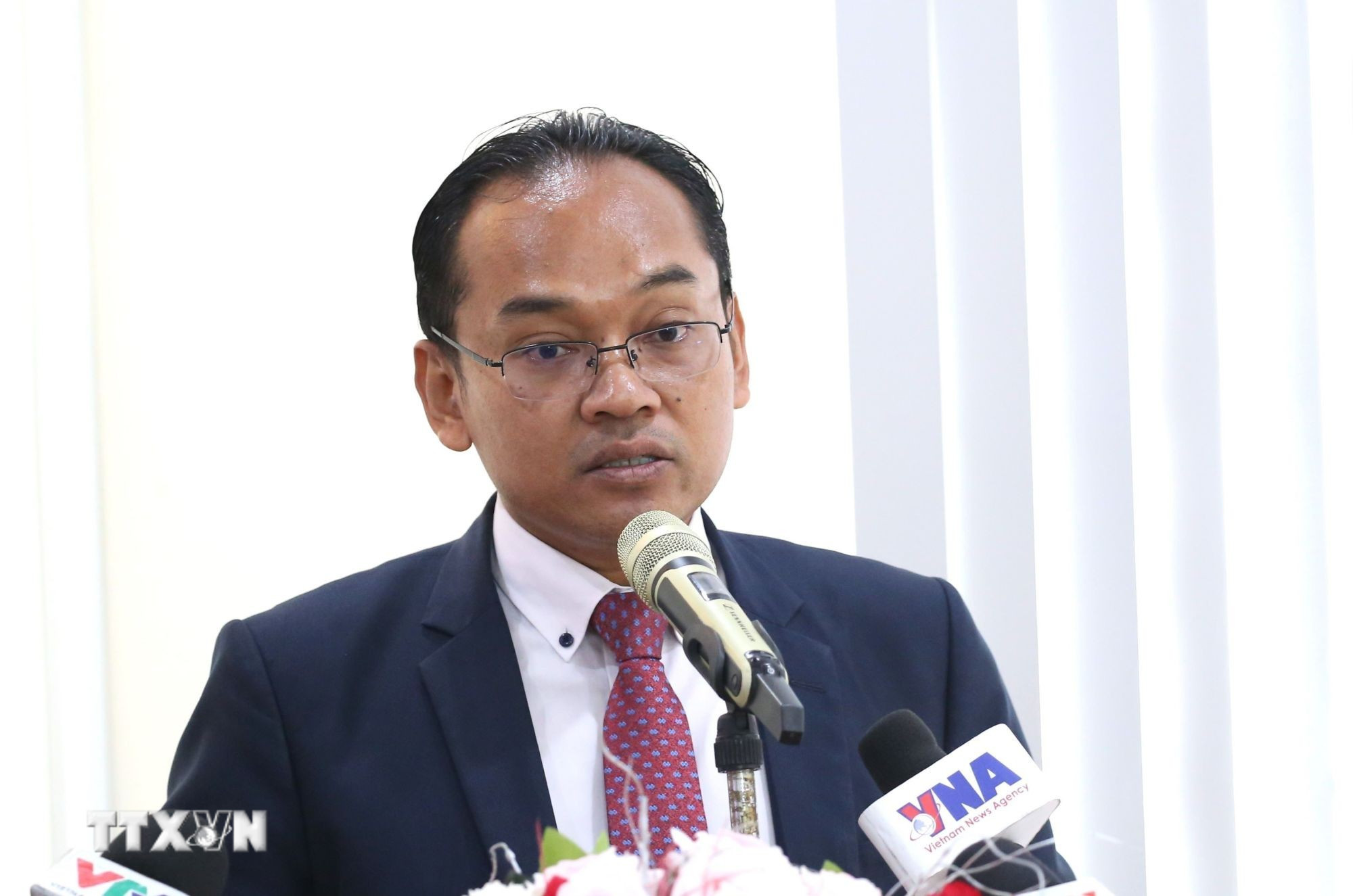 Tiến sỹ Seun Sam, nh&agrave; ph&acirc;n t&iacute;ch ch&iacute;nh s&aacute;ch thuộc Viện H&agrave;n l&acirc;m Ho&agrave;ng gia Campuchia (RAC), ph&aacute;t biểu tại chương tr&igrave;nh tọa đ&agrave;m &ldquo;Đảng Cộng sản Việt Nam trong kỷ nguy&ecirc;n ph&aacute;t triển mới của Việt Nam&rdquo; do Đại sứ qu&aacute;n Việt Nam tại Vương quốc Campuchia tổ chức. (Ảnh: Huỳnh Thảo/TTXVN)