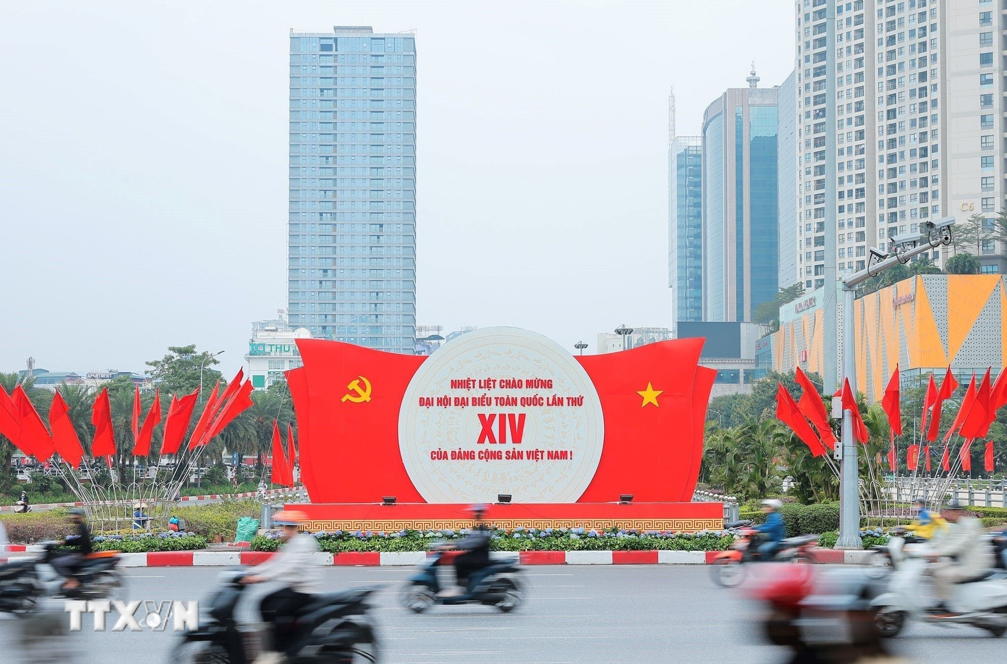 ttxvn-dai-hoi-xiv-cua-dang-ruc-ro-co-hoa-chao-mung-dai-hoi-xiv-8534353.jpg