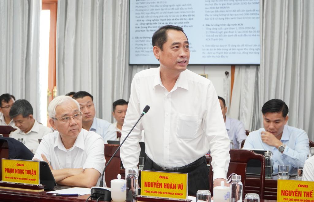 Tổng giám đốc  Becamex Group Nguyễn Hoàng Vũ báo cáo tại hội nghị
