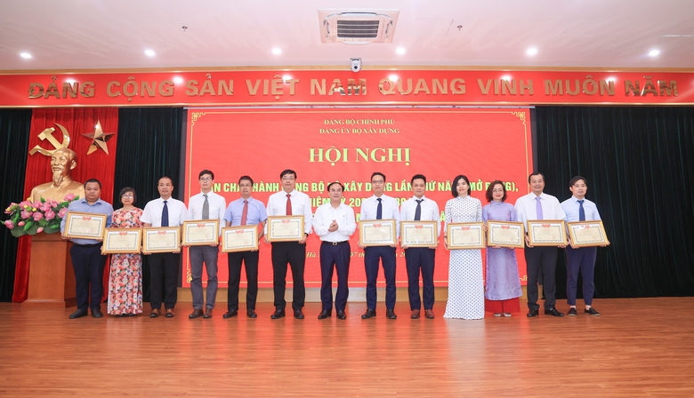Nhiều tập thể, cá nhân ngành Xây dựng đón nhận danh hiệu thi đua, khen thưởng cao quý - Ảnh 5.