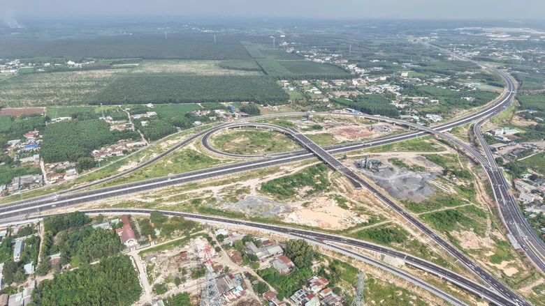 Nút giao Tân Hiệp nối hai cao tốc đang hoàn thiện thủ tục, sẽ thông xe trong tháng 11 - Ảnh 1.